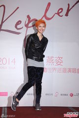 组图：孙燕姿橙发亮眼披黄金甲 许美静助阵