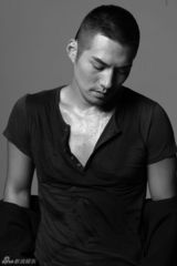 组图：严宽湿身型男写真 展性感大男人魅力