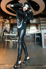 组图：陈丽媛杂志写真 红唇皮裤亮眼