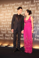 组图：叶璇李东学亮相时尚活动与周润发聊新剧