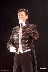 幻灯图：郑少秋表现抢眼帅气 提女儿欣宜满脸幸福