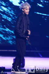 组图：EXO办回归秀咆哮掀高潮 女歌迷激动晕倒