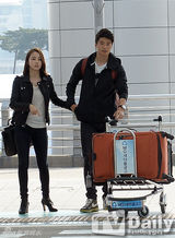 组图：韩惠珍奇诚庸现身机场秀甜蜜恩爱