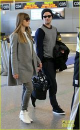 组图：贾斯汀携娇妻现身机场 女方全程黑面