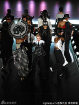 组图：麦当娜巴黎开唱 豪放岔双腿无惧露底