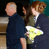 组图：贝嫂休闲打扮风尘仆仆 抱娃恬静似少女