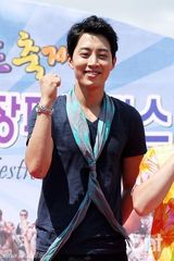 组图：韩星李贤京等出席保宁泥浆节开幕式