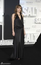 高清图：《特工绍特》柏林首映 朱莉着性感礼服出镜