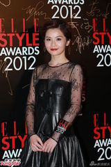 组图：阿Sa(蔡卓妍)笑指男友胸大要戴bra