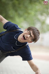 组图：谭杰希《赖校生》宣传照随意漫步校园