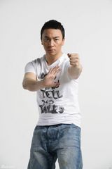 组图：释小龙阳光写真释放青春气息