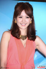 组图：安心亚红裙甜美亮相 气质优雅秀美腿