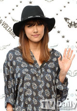 组图：李孝利印花连衣裙亮相 头戴礼帽时尚优雅