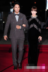 组图：大钟电影节红毯 申贤俊金正恩着装庄重