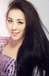 组图：歌手曲丹紫衣写真 时尚妩媚复古知性