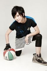 幻灯图：张芸京动画MV化身异世界小王子