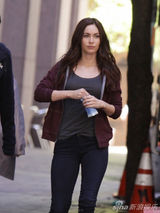 组图：梅根产后收起性感 现身《忍者神龟》片场