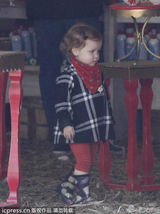 组图:阿尔芭印花外套为女拍照 小女圣诞装萌翻