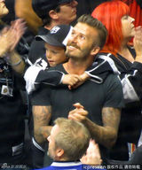 组图：贝克汉姆携三子看冰球赛