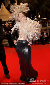 幻灯图集：《记忆前世的人》首映 艳星金裙博眼球