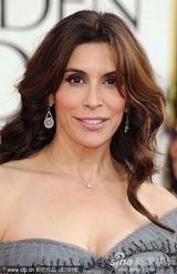 组图：金球奖乔-恰阿帕蕾丝宝塔裙亮相红毯