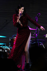 组图：杰西-J双开衩红裙PK凯莉-米洛