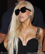 组图：Lady Gaga高开衩长裙亮相 八字奶险走光