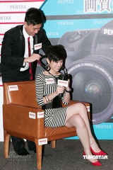 组图：黄宗泽胡杏儿昔日台前幕后甜蜜恩爱