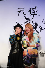 组图：蔡健雅办专辑发布会 那英现场邀歌