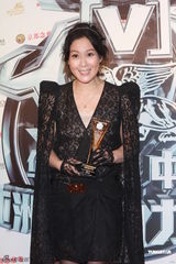 组图：众星亮相华语榜中榜颁奖礼 齐聚后台秀奖杯