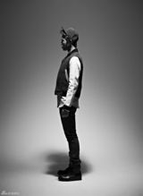 高清：BEAST龙俊亨曝专辑封面照 主打潇洒牌