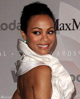 高清图：《阿凡达》女主角佐伊同性之吻献母亲