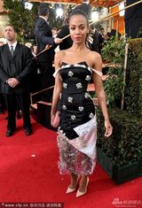 组图：索尔达娜抹胸短裙露性感锁骨