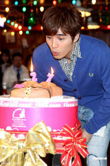 组图：贺军翔27岁未当兵感丢脸 为粉丝表演拉拉队舞