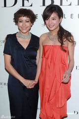 组图：赵薇忙于导演新电影 与林嘉欣分享儿女经