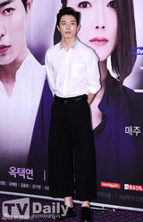 组图：2PM泽演苏怡贤新剧发布亲密黑白配