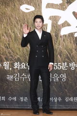 高清图：韩星金来沅秀爱新剧《千日的约定》记者会