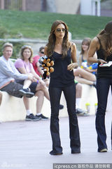 组图：贝嫂吊带装携三子玩耍 大儿子变空中飞人