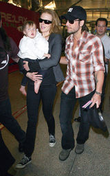 高清图：妮可一家悉尼贺新年 怀抱爱女机场现身