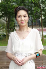 组图：杨千嬅白色长裙优雅亮相 大谈育儿经