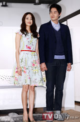 组图：金孝珍刘智泰出席活动甜蜜似新婚