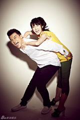 组图：贺刚方安娜逗趣搞怪拍摄“野蛮情侣”写真