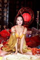 组图：探班《肉蒲团》 两艳星爆乳出镜风骚妖娆