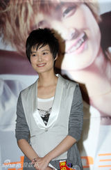 幻灯图：李宇春“WhyMe”明信片签售歌迷踊跃