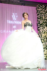 组图：陈思璇穿婚纱沾喜气 期待海岛婚礼