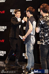 组图：韩新老偶像歌手齐聚《回应吧1997》发布会