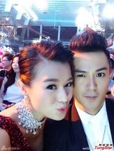 组图：张智霖钟嘉欣大马封帝后 胡杏儿成集邮女