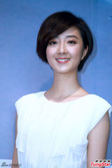 组图：桂纶镁长裙亮相代言优雅文静