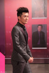 组图：郭家铭亚洲时尚盛典帅气领奖