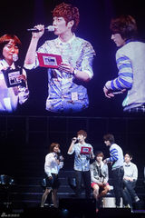 高清组图：韩团BEAST粉丝见面会互动频繁表演精彩